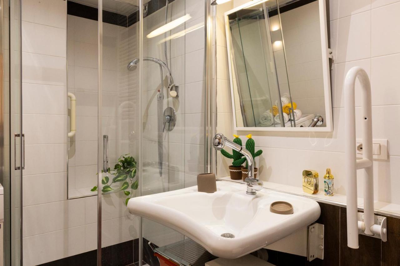 Living Isola Apartment Milan Exterior photo